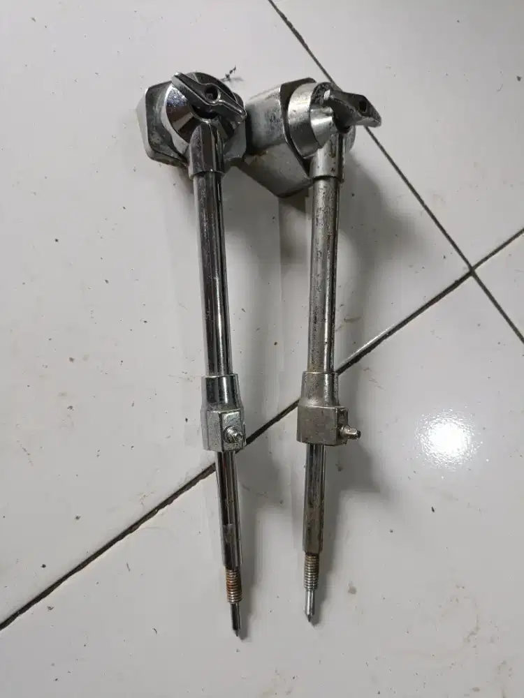 Sepasang kaki bass drum