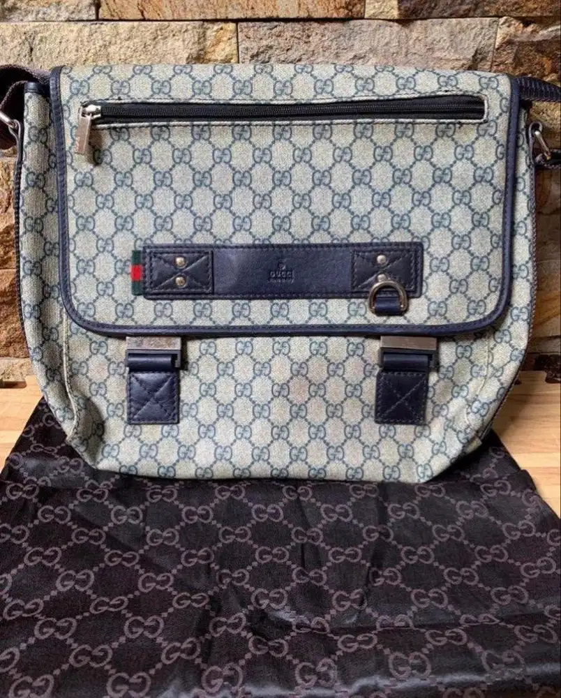 Gucci messenger shoulder bag