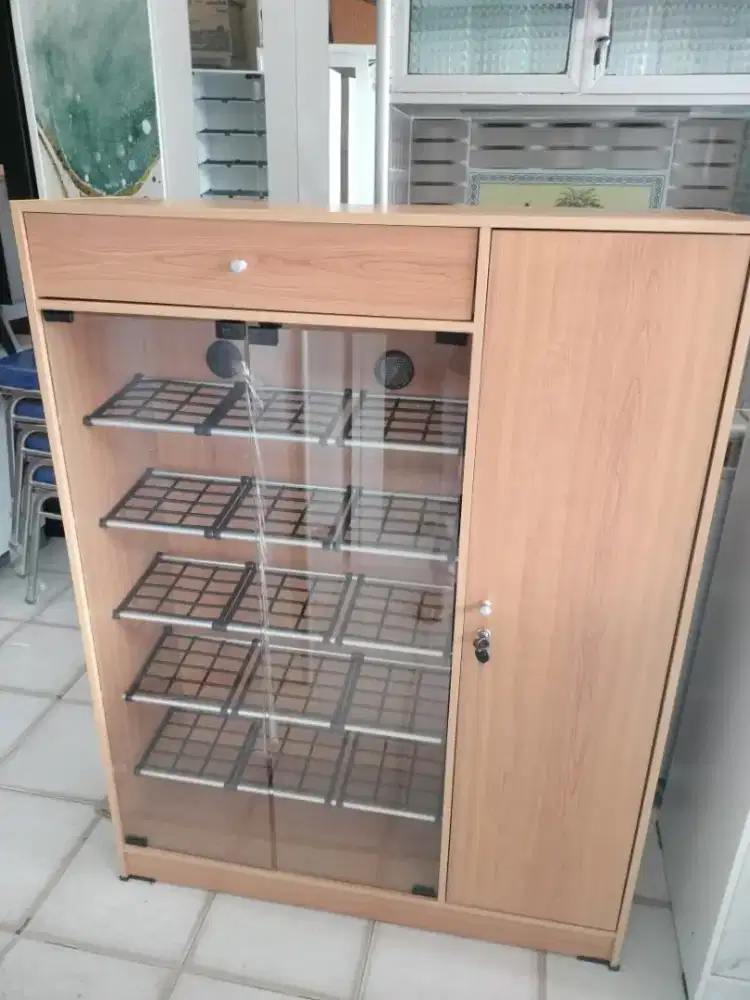 Lemari sepatu 3pintu