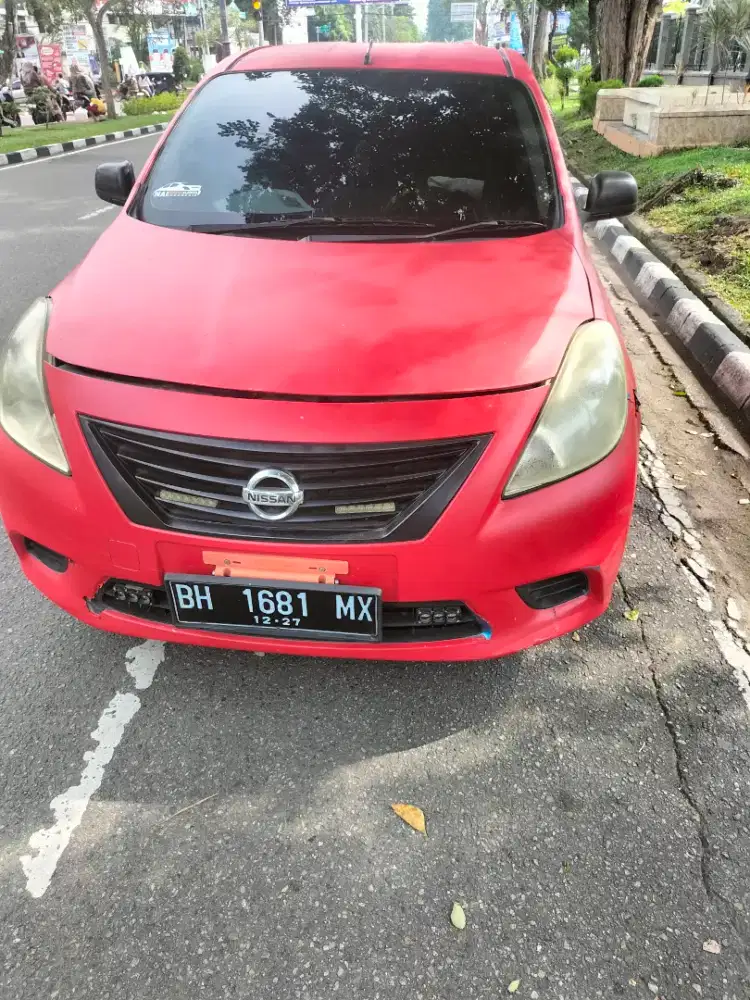 Di jual mobil Almera