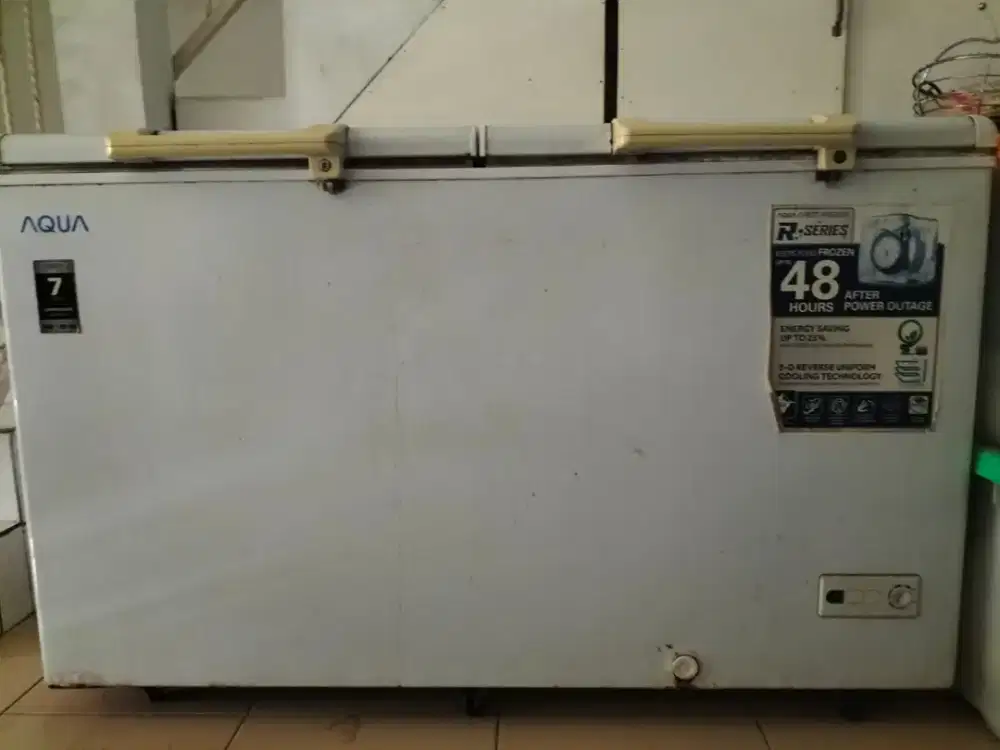 Kulkas box 450 liter merek AQUA