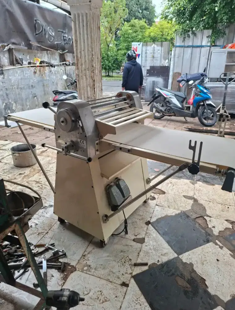 Mesin standing dough sheeter merk Chung hou Taiwan for Pastry Donat