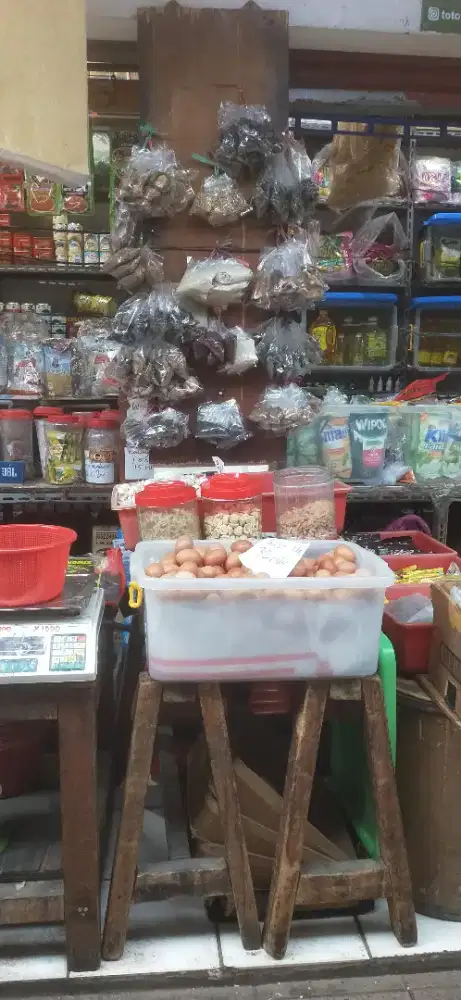 Pekerja Pria Toko Sembako di Sunter Hijau tanpa mes mulai jam 5 pagi