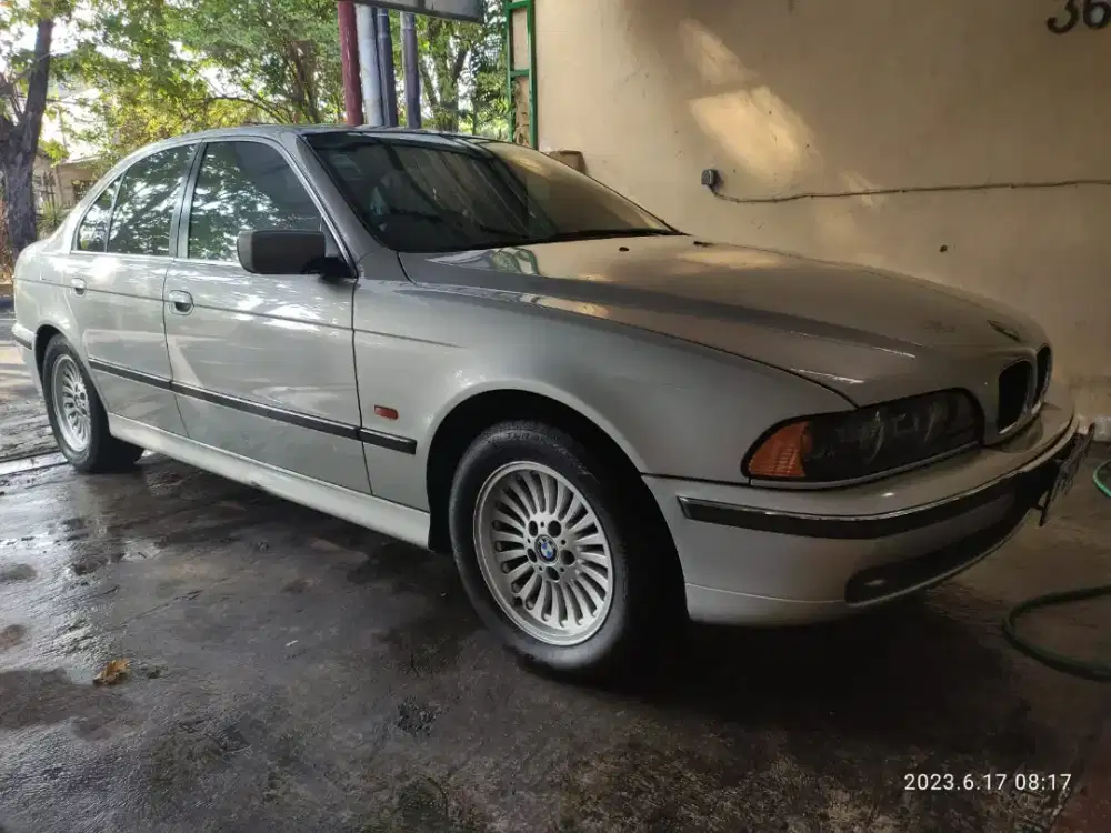 Dijual cepat BMW e39 528i tahun 2000