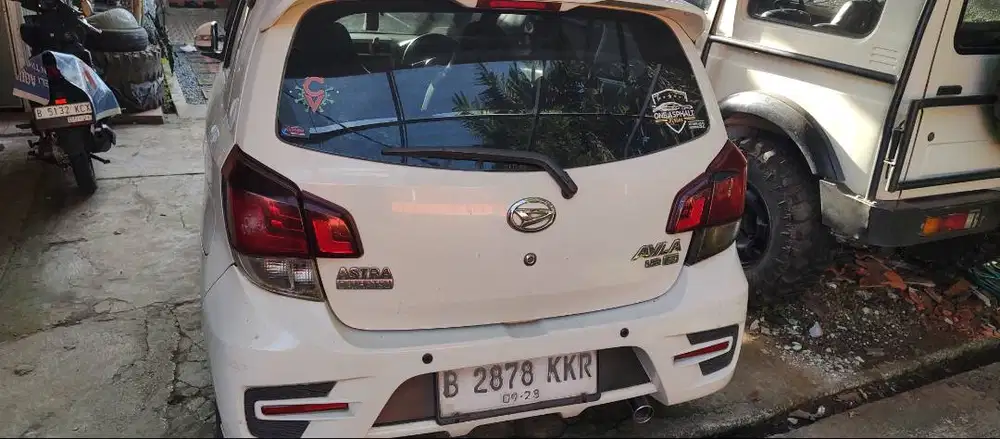 Ayla 1.2 R warna putih tahun 2018