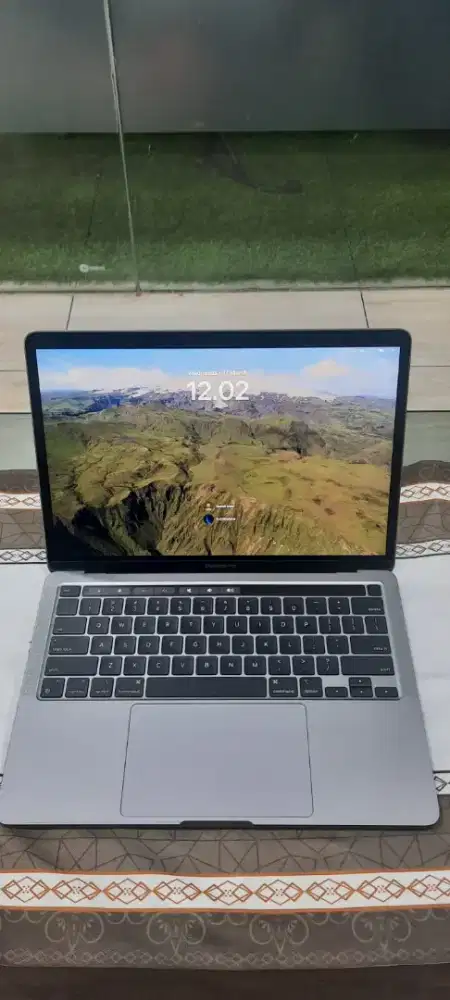 Dijual macbook pro thn 2022 mulus