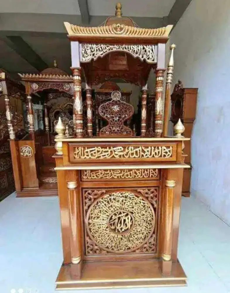 Perajin mimbar masjid