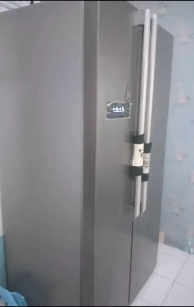 Dijual kulkas Sharp side by side inverter muat 563liter .