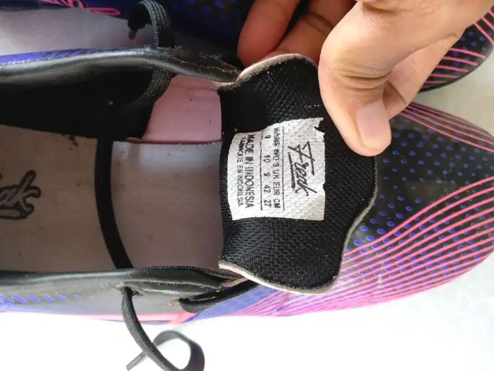 Sepatu futsal ori lokal size 42 2 kali pakai aja