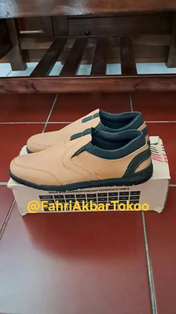 Sepatu Slip On Pria Size 39 (Baru)