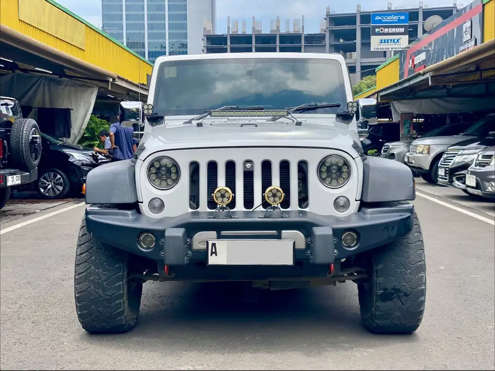 JEEP WRANGLER SPORT 3.6 AT PUTIH 2014