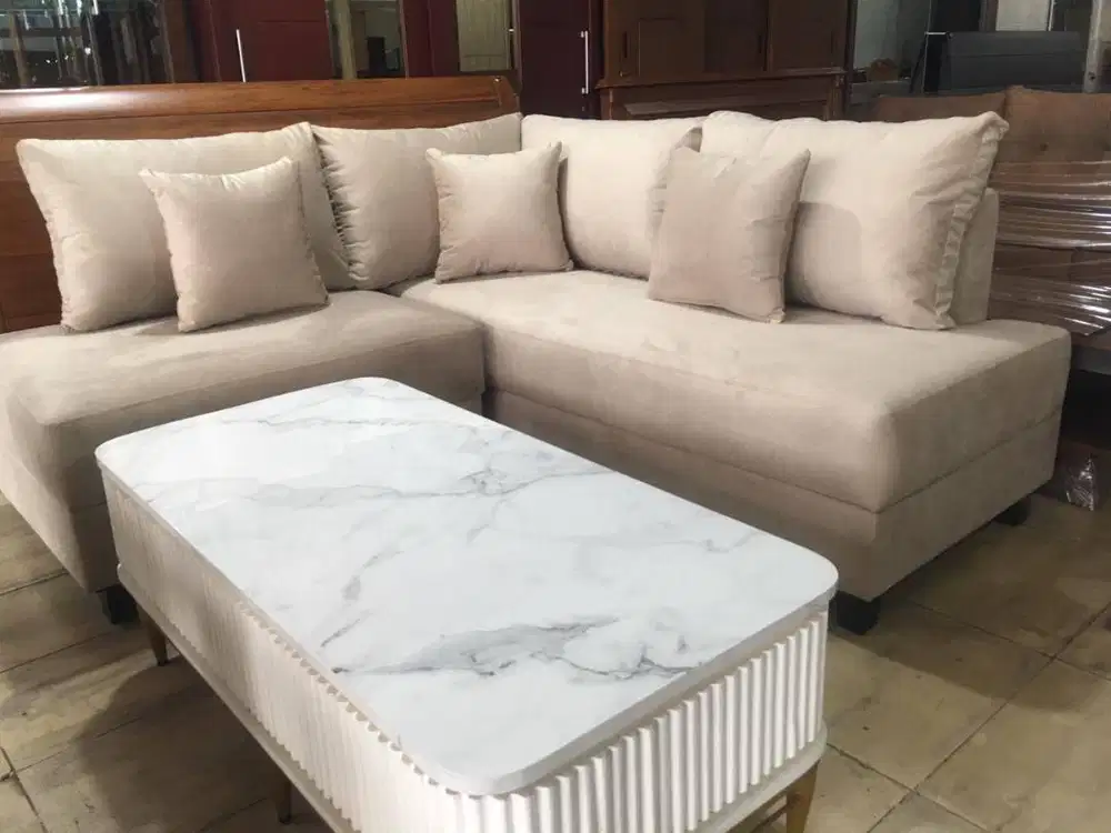 Bryn Sofa L Sectional + meja tamu persegi HPL