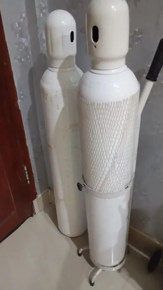 Tabung Gas oxigen vol dua kubik lengkap, 1bh troli, 2buah tabung isi