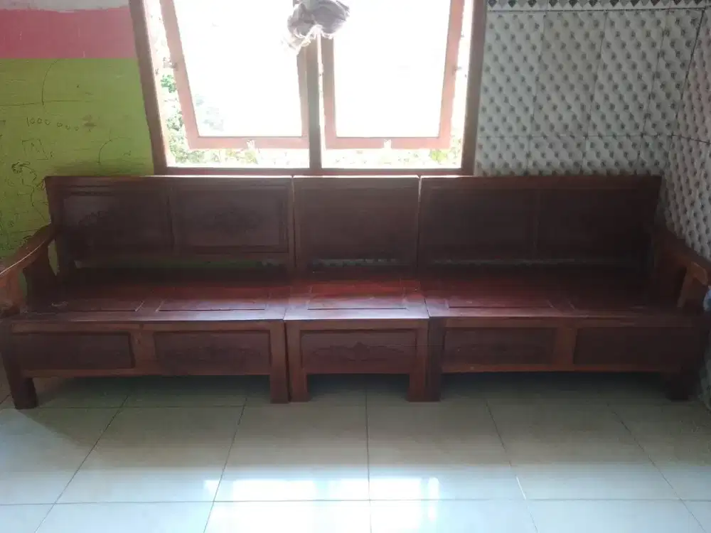 Di jual kursi L bahan kayu mahoni