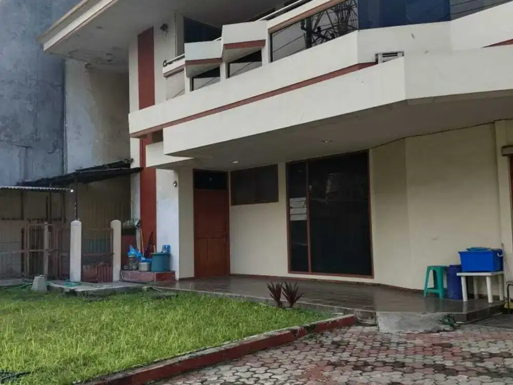 Rumah 5+2 Kamar Tidur dengan pemandangan kota di Surabaya Barat Lux