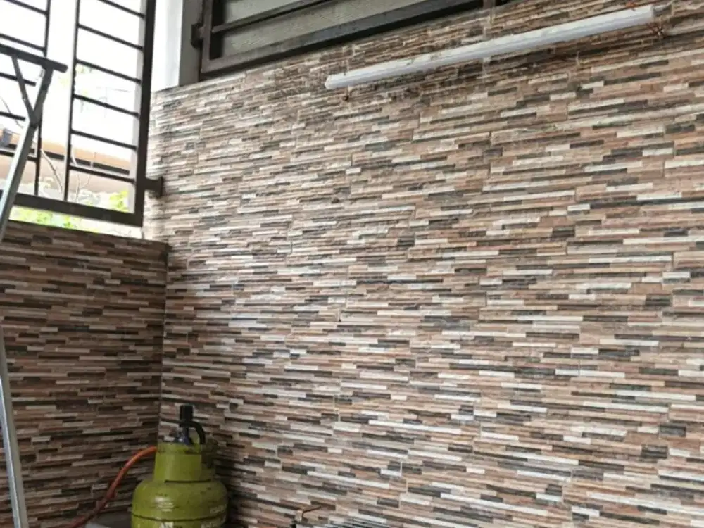 JUAL CEPAT RUMAH SIAP HUNI  2 1/2 LANTAI KELAPA GADING BCS  BARU SELESAI RENOVASI