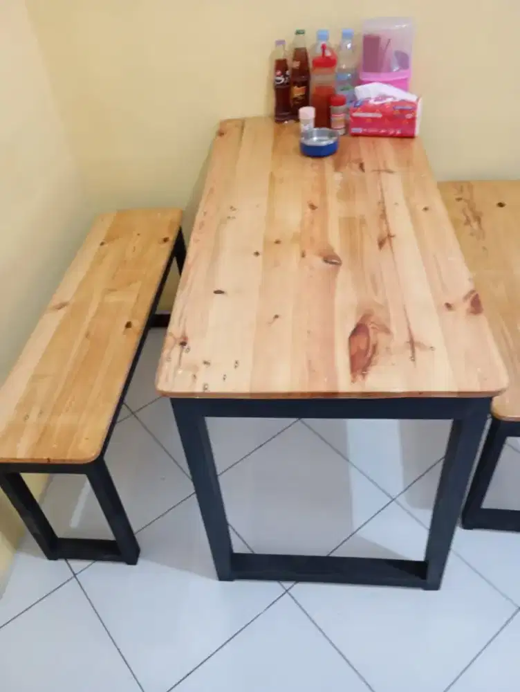 Meja dan kursi buat kios jualan usaha