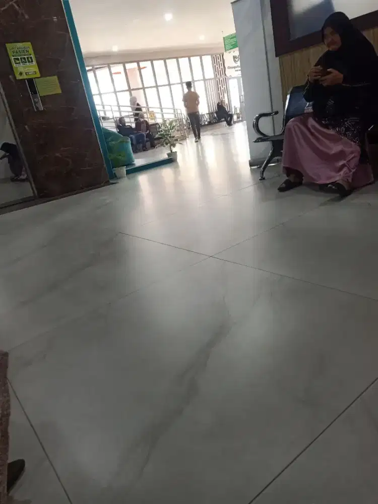 Tenaga kerja cewek di warung makan