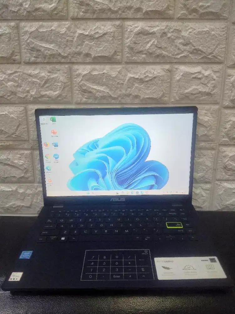 jual Acer Aspire ES1-471 AmdE1Gen6 4gb/256gb