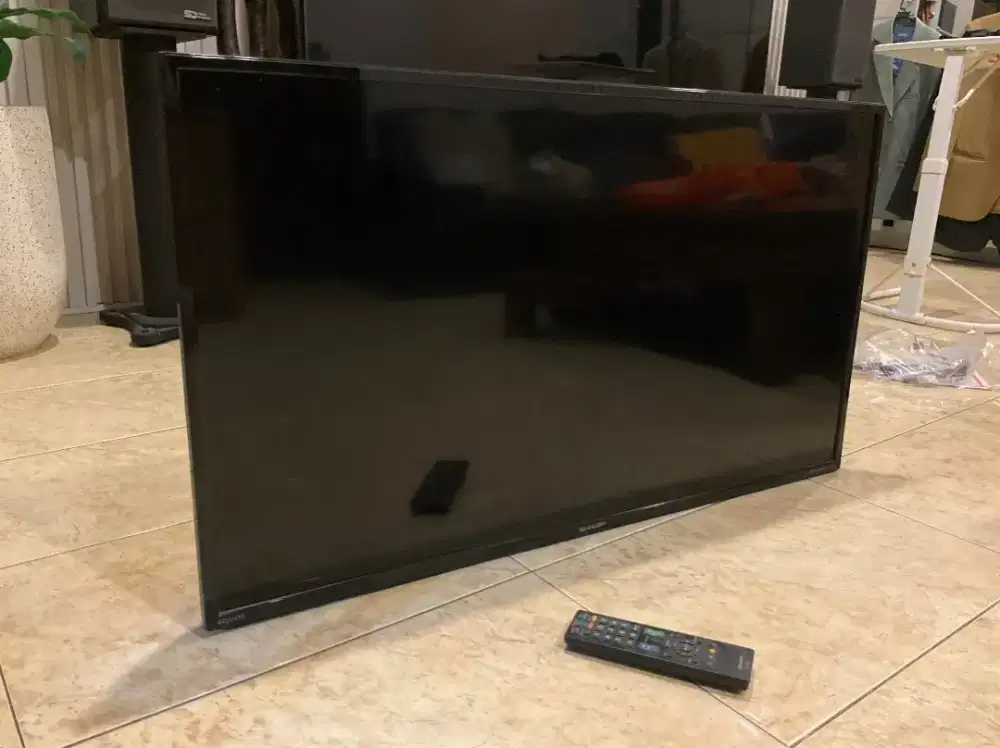 TV Sharp 40 inchi