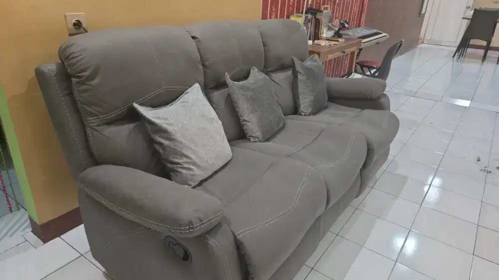 Sofa Reclining warna abu abu