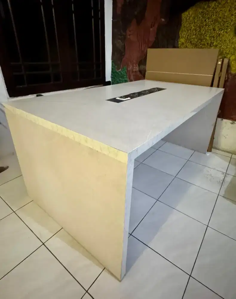 Meja kantor dari informa