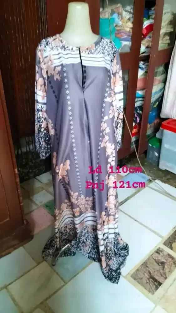 Menjual baju bekas