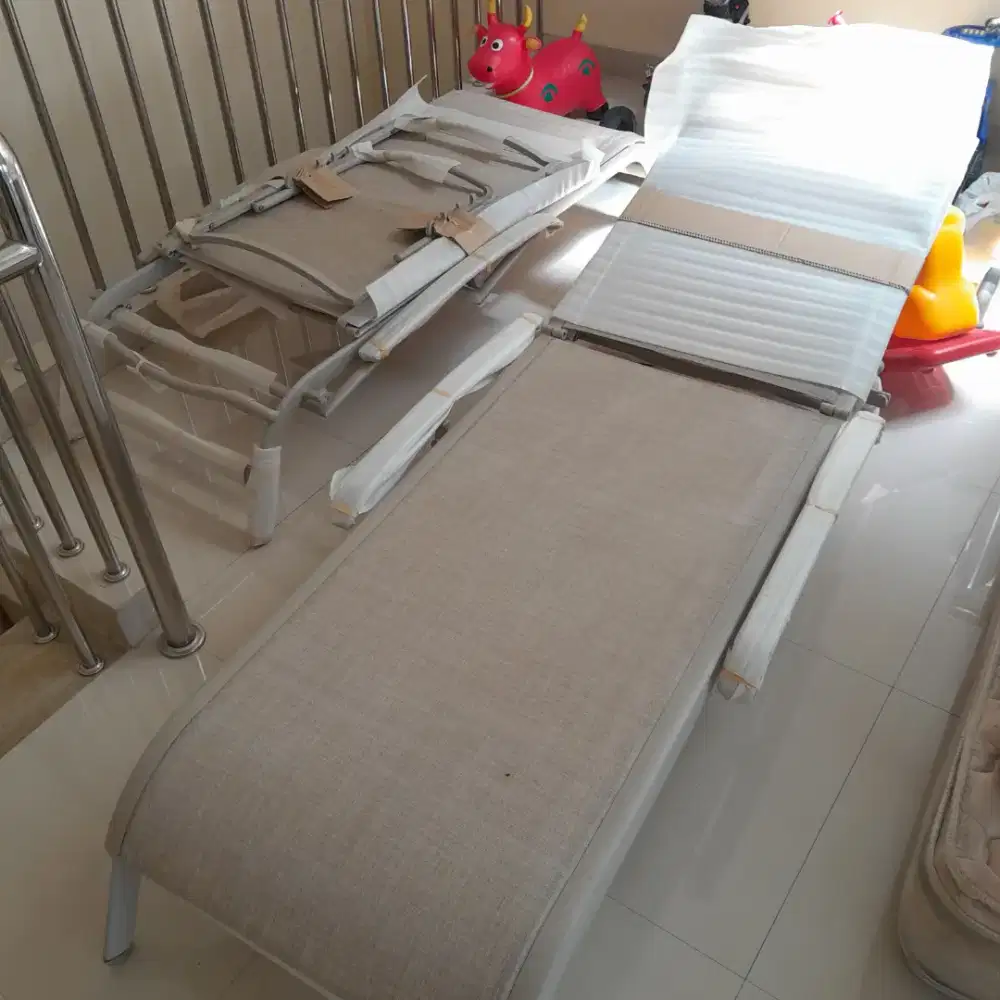 Kursi Santai Kolam Renang