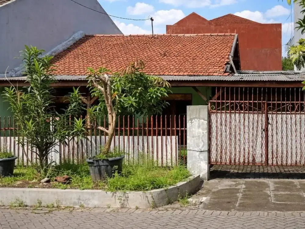 Rumah Gayungsari Strategis • Row 3 Mobil