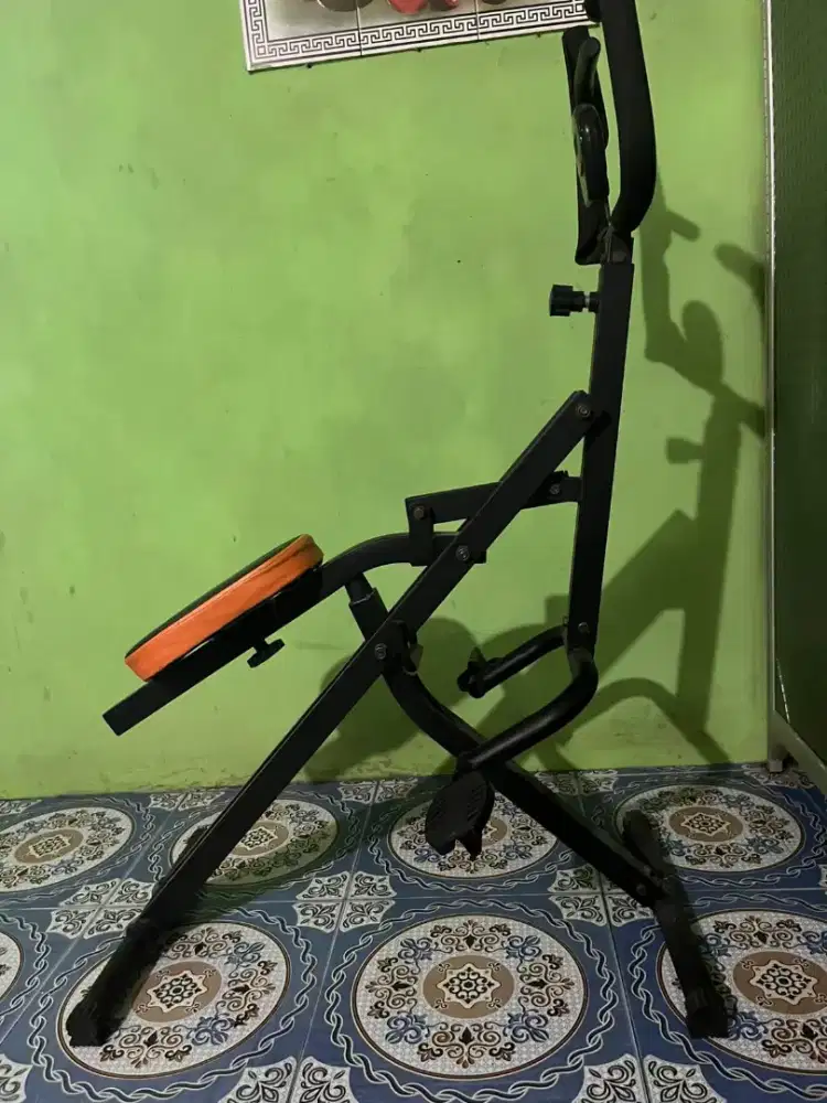 alat fitness squat machine