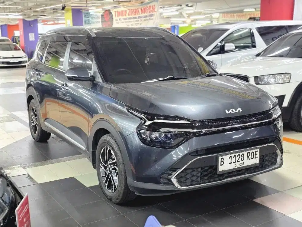 Kia Carens abu-abu 2023 km70rb Termurah