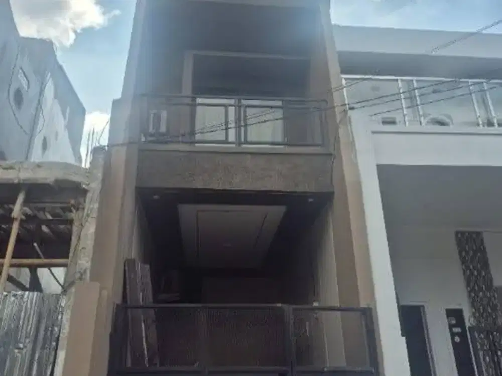 Rumah Bangunan Baru 3 Lantai Di Matraman Jakarta Timur