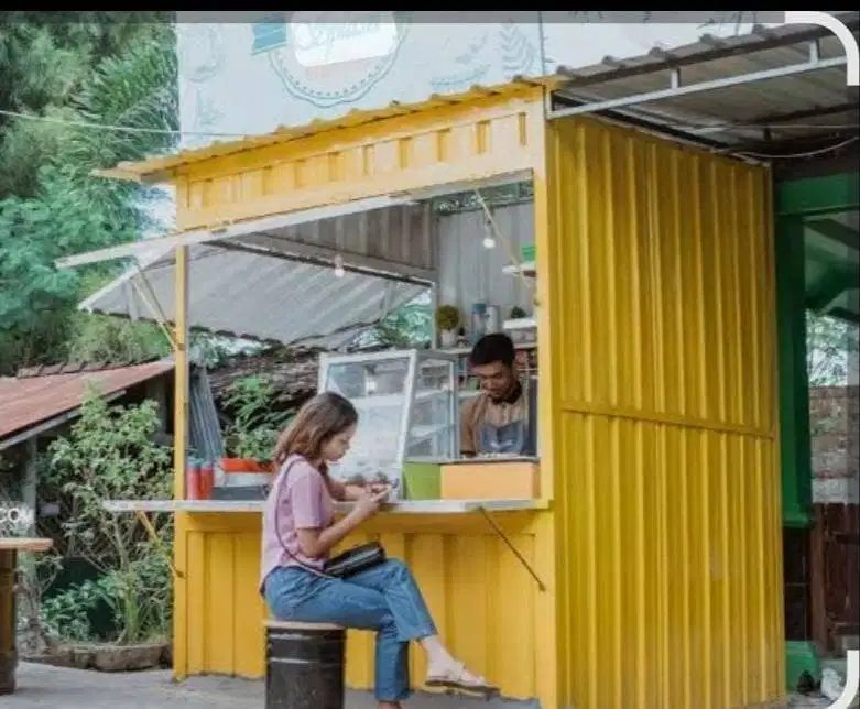 Penjaga booth makanan minuman dan tukang steam motor