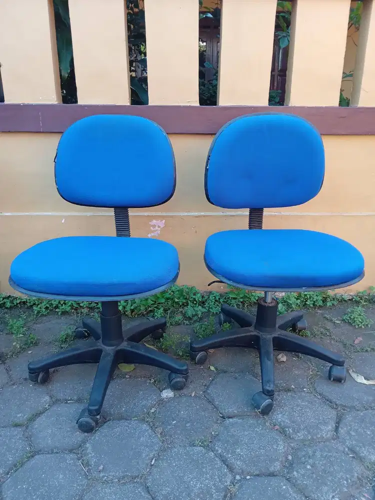kursi kantor biru