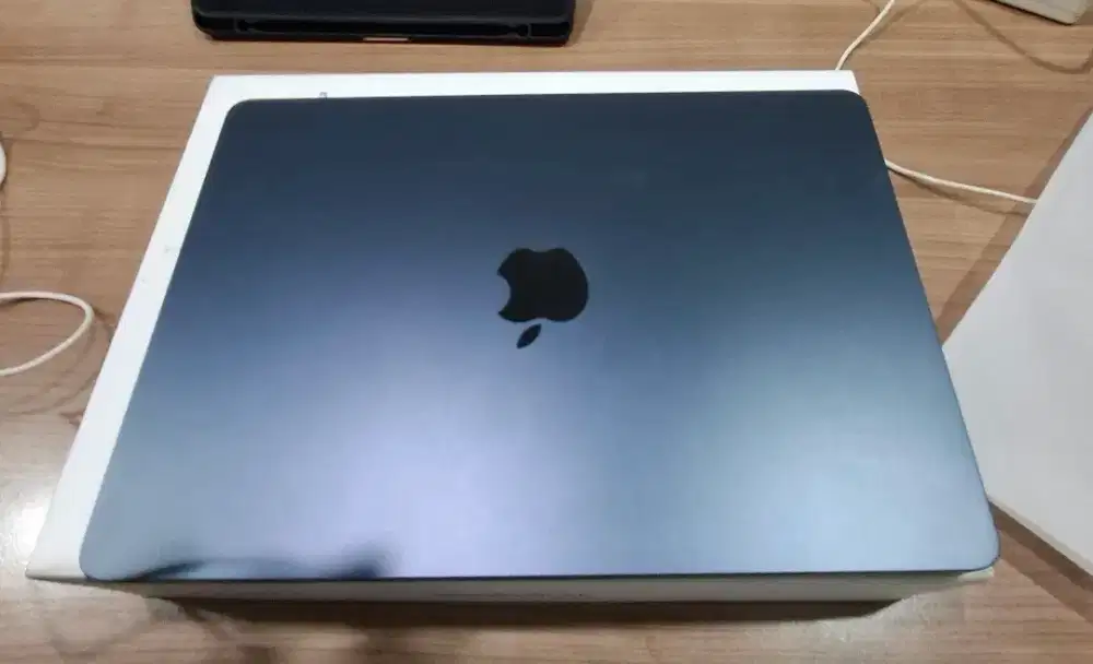 Jual Macbook M3 2024 (8/512GB)