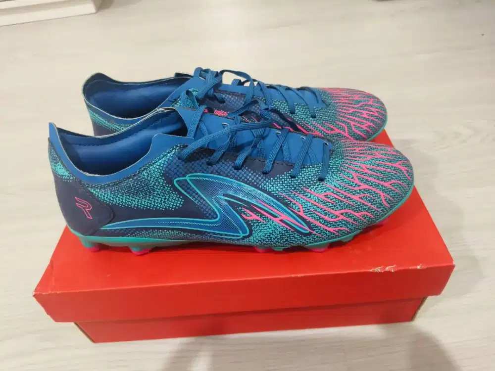 Sepatu bola specs masih baru belum pernah pakai