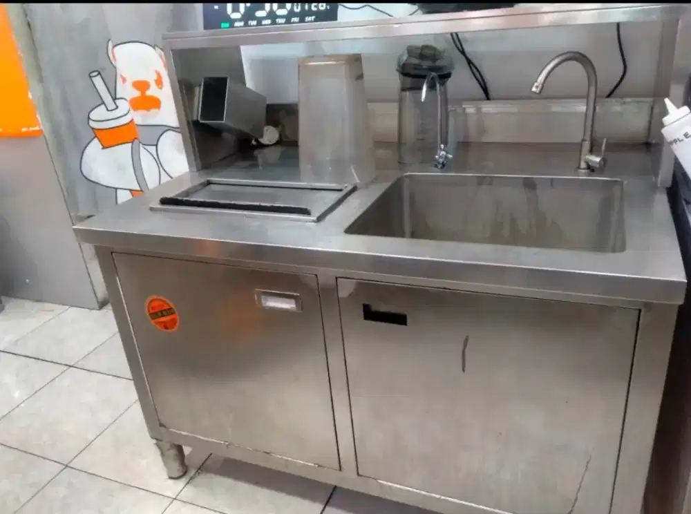 Wastafel dan tempat penyimpanan ice batu