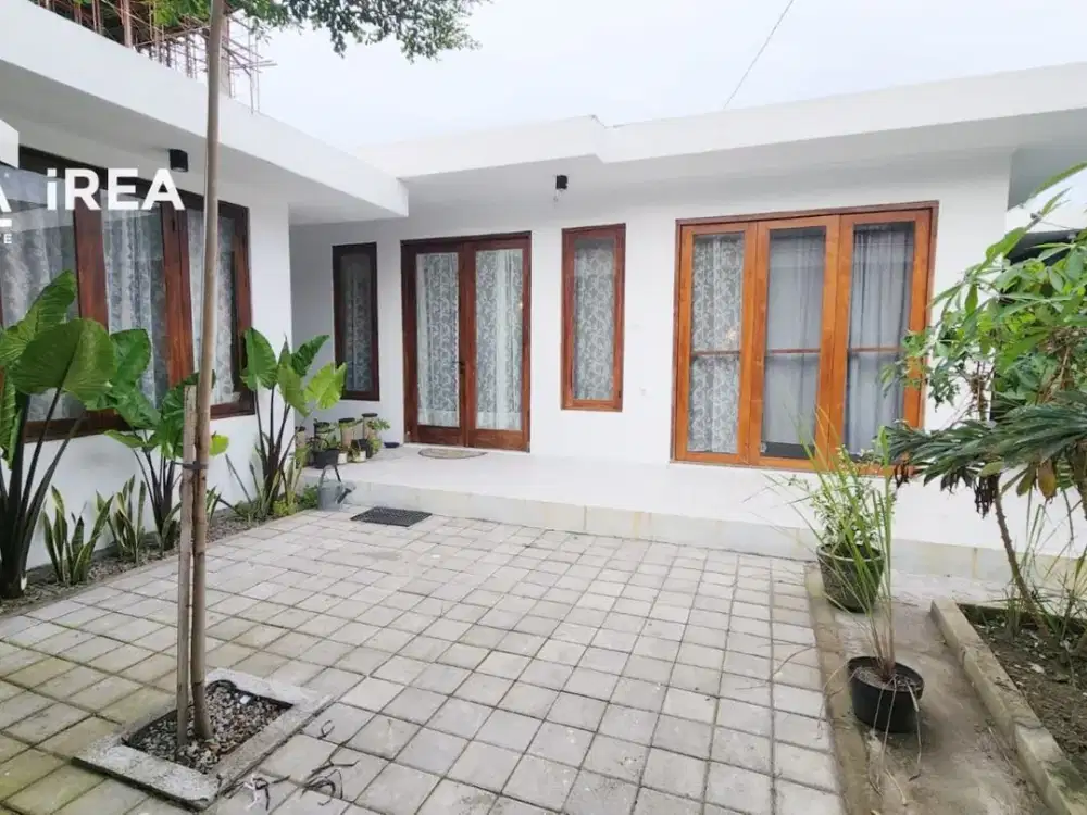 DISEWAKAN RUMAH MEWAH FULL FURNISHED DEKAT SOLO SQUARE MALL