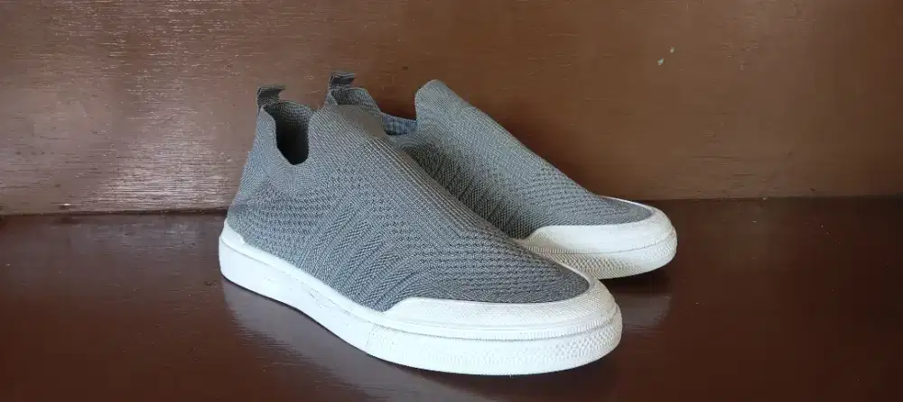 Sepatu casual slip on abu size 42