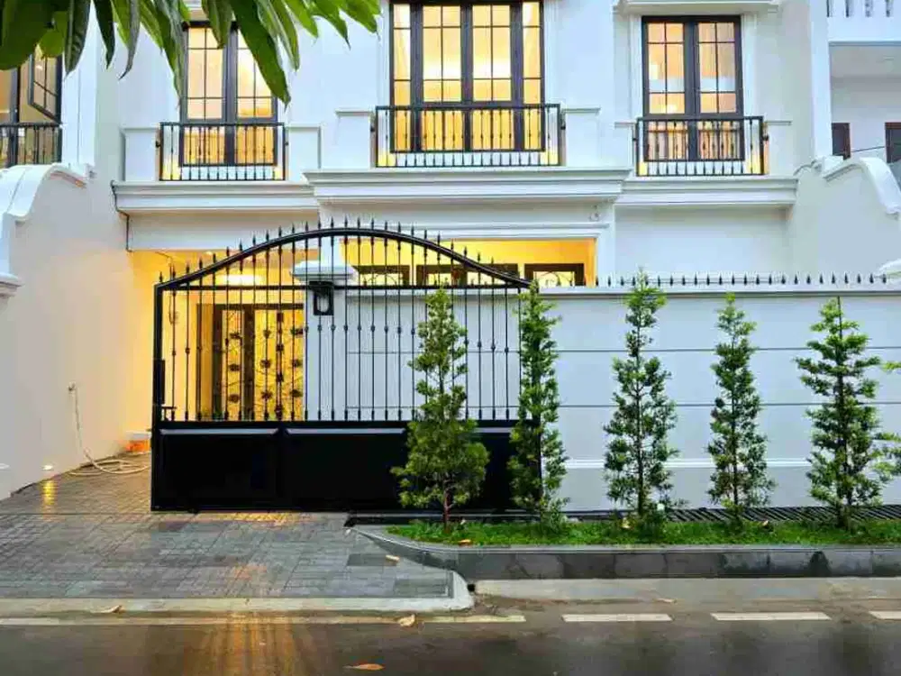 Rumah mewah American Classic Plus Rooftop di Cempaka Putih Jakpus