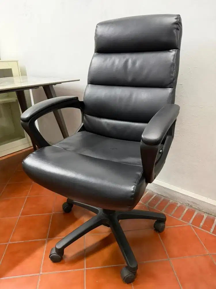 Kursi Direktur merk INFORMA. Kursi kantor kerja premium