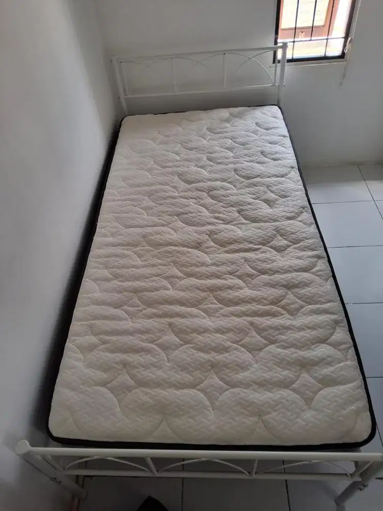 Kasur dan rangka besi tempat tidur merk Selma