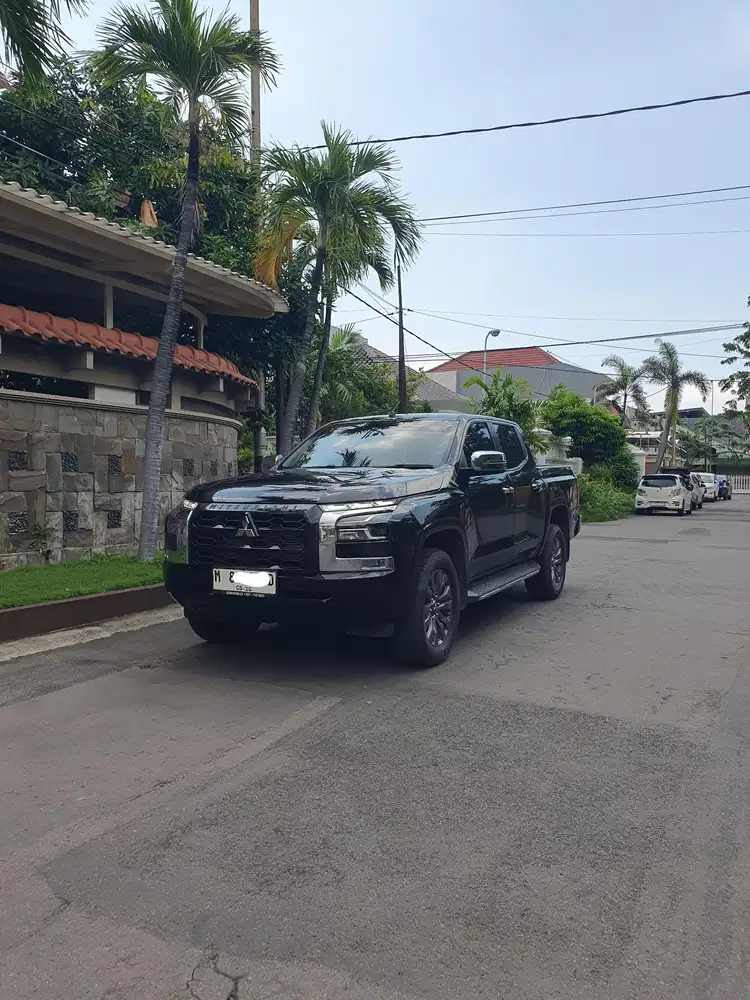 Mitsubishi Triton 2025 DC Ultimate Diesel Matic Km 15rb Warna Hitam