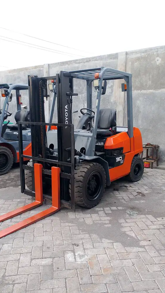 READY FORKLIFT BEKAS TOYOTA 3 TON MAST 3 METER STD TAHUN MUDA