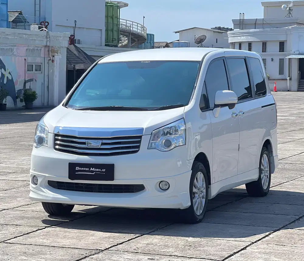 Toyota Nav1 2.0 V Limited AT 2014