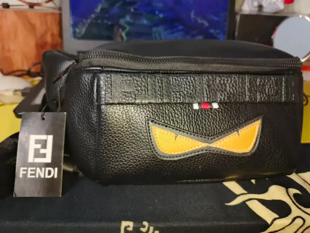 Waist Bag Fendi dengan desain ikonik Mata Kuning atau Bag Bugs.