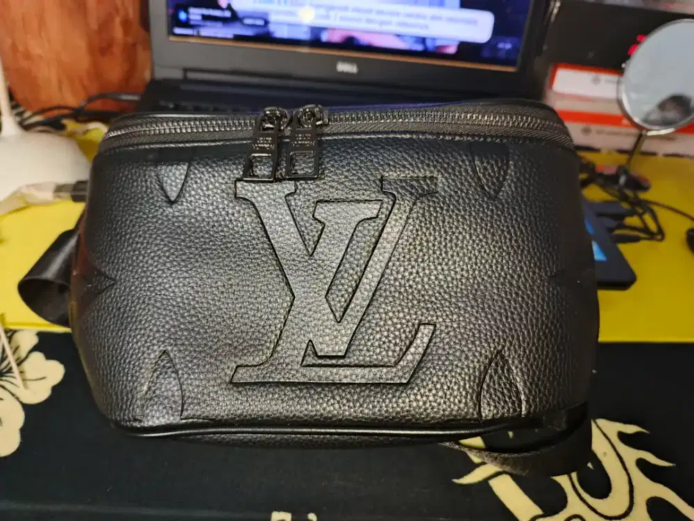 Tas Louis Vuitton, logo LV embossed