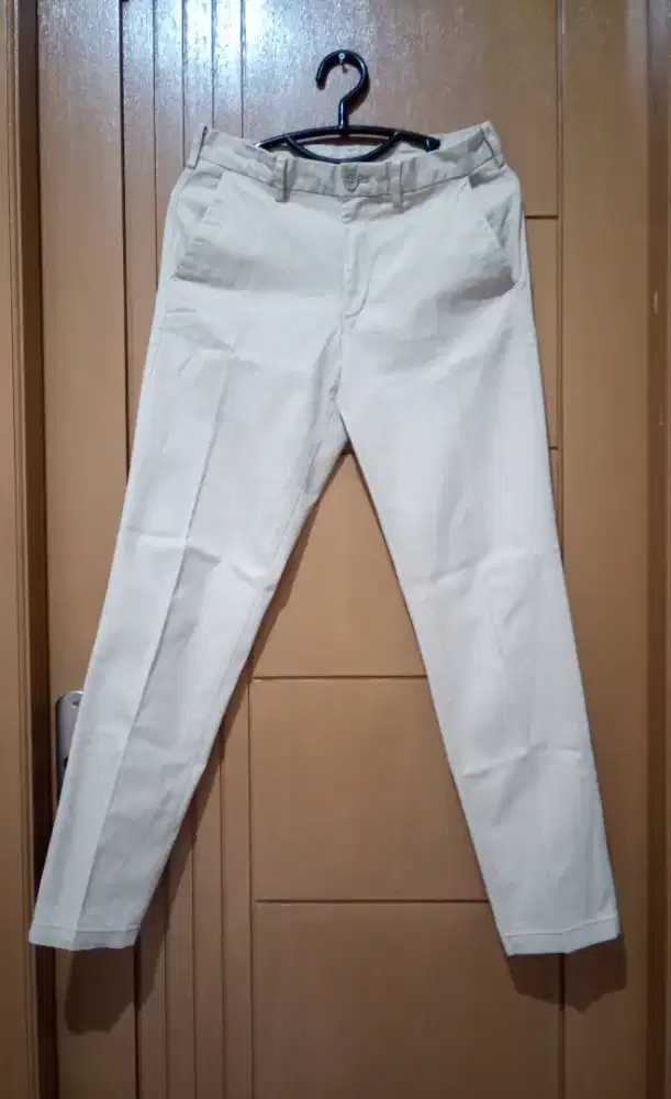 Celana Panjang Kerja Formal Slim Fit GU Chino Pants Krem Size 30