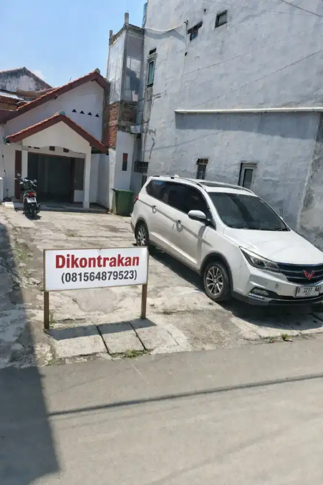 Dikontrakan / Disewakan Rumah Besar Parkir Mobil Ujung Berung
