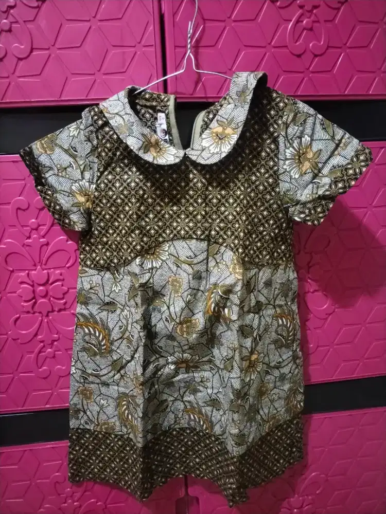 Atasan anak perempuan